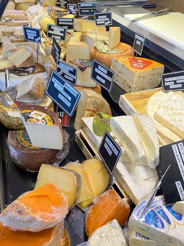 Photo des fromages vendus chez le commerçant salaisons de bengali à Grenade